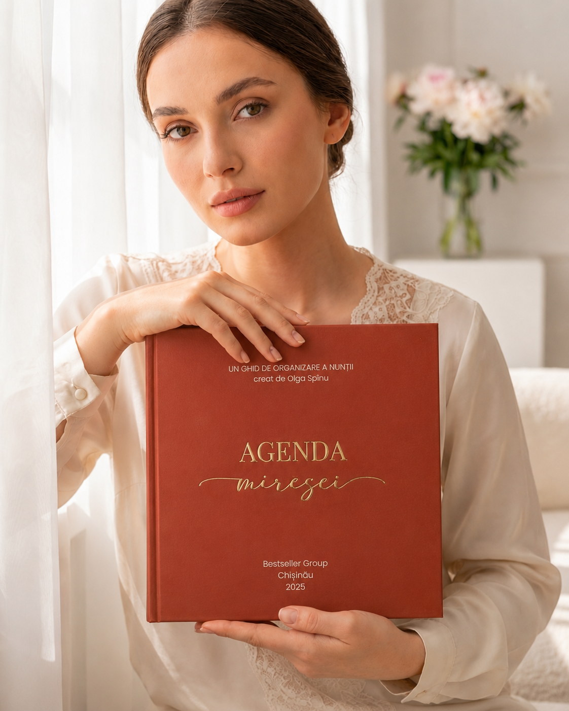 Mireasă ținând în mână Agenda Miresei
